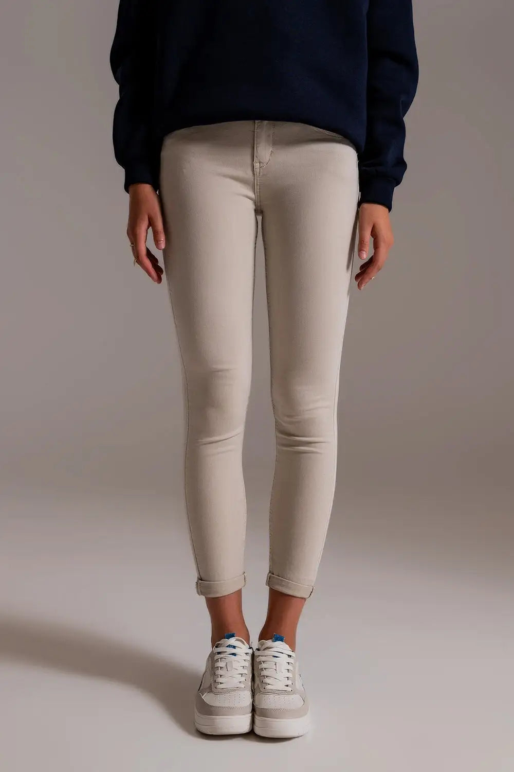 Q2 Beige ankle jeans with soft wrinkles