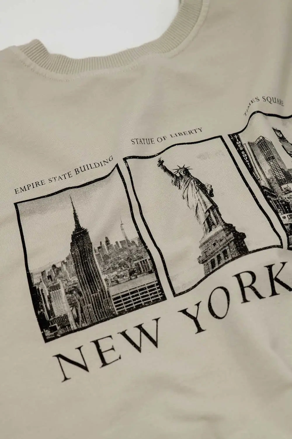 Beige long-sleeved sweatshirt with new york city printed - One Size / Beige - Sweaters