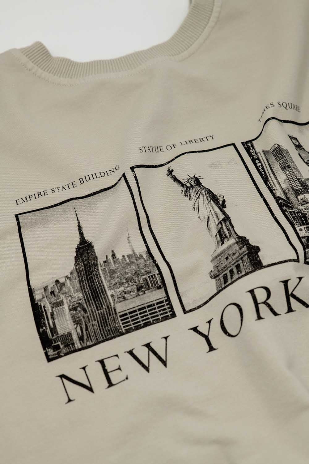 Beige long-sleeved sweatshirt with new york city printed