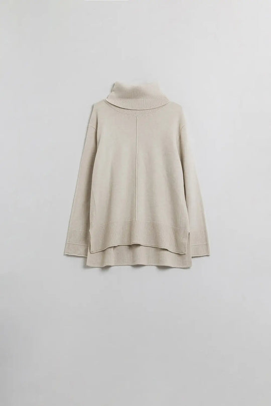 Q2 Beige turtleneck sweater with front seam