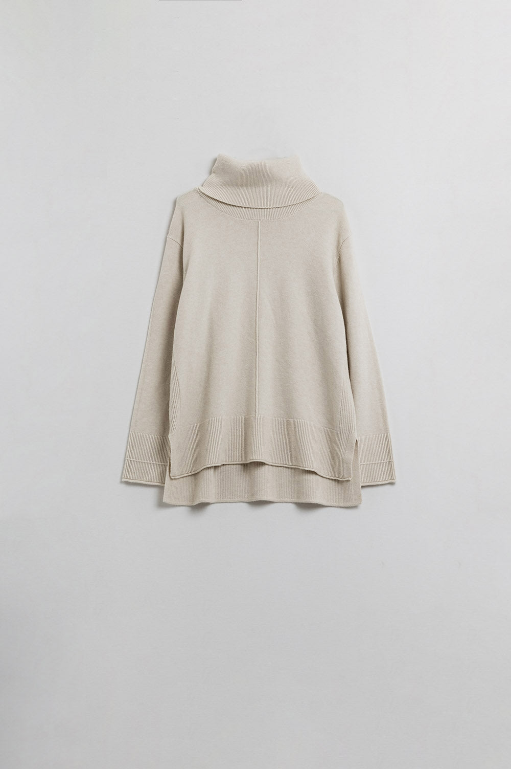 Q2 Beige turtleneck sweater with front seam