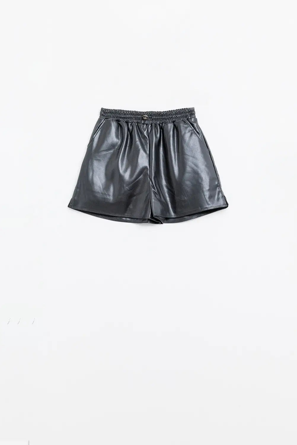 Black faux leather shorts with gathering at the waist with drawstring - Pants
