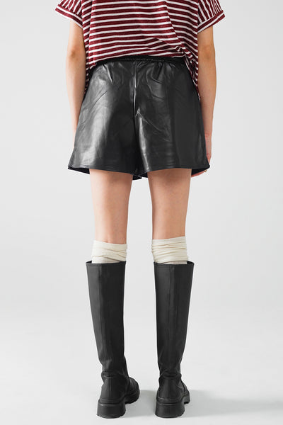 Black faux leather shorts with gathering at the waist with drawstring