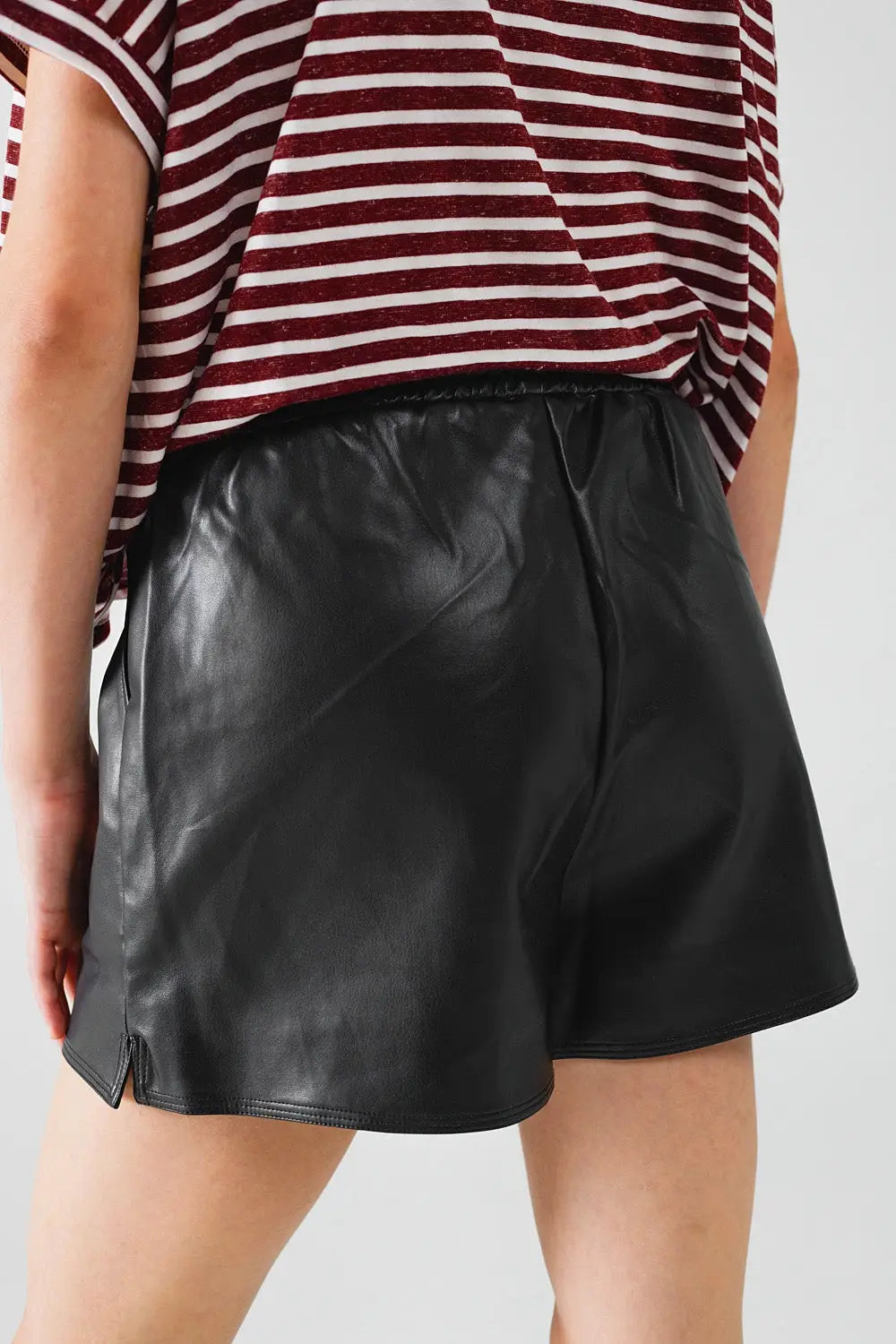 Black faux leather shorts with gathering at the waist with drawstring - Pants