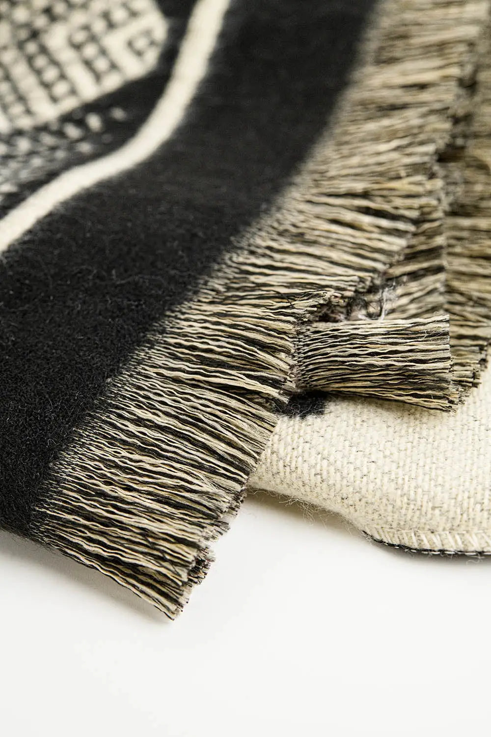 Black knitted scarf with geometric print - One Size / Black - Scarves & Hats