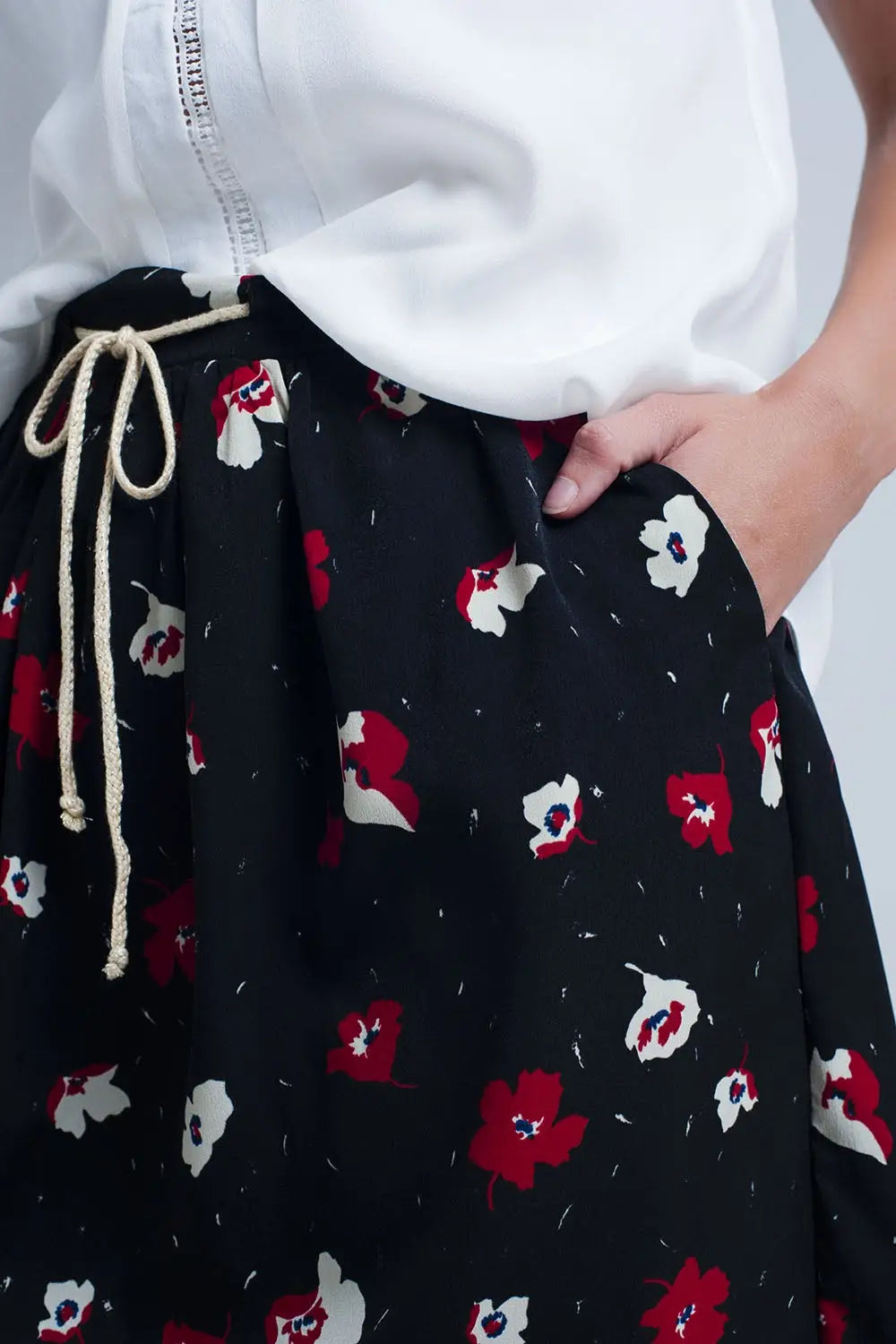 Black mini skirt with floral pattern - Skirts