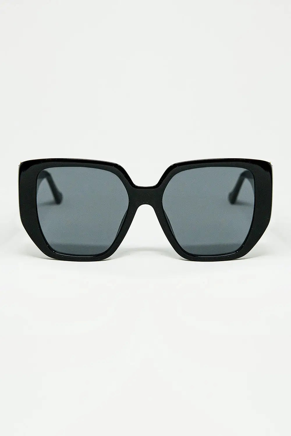 Q2 Black pin-up style sunglasses with geometric design and cat eyes