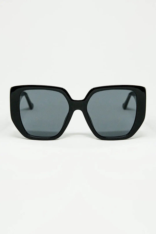 Q2 Black pin-up style sunglasses with geometric design and cat eyes