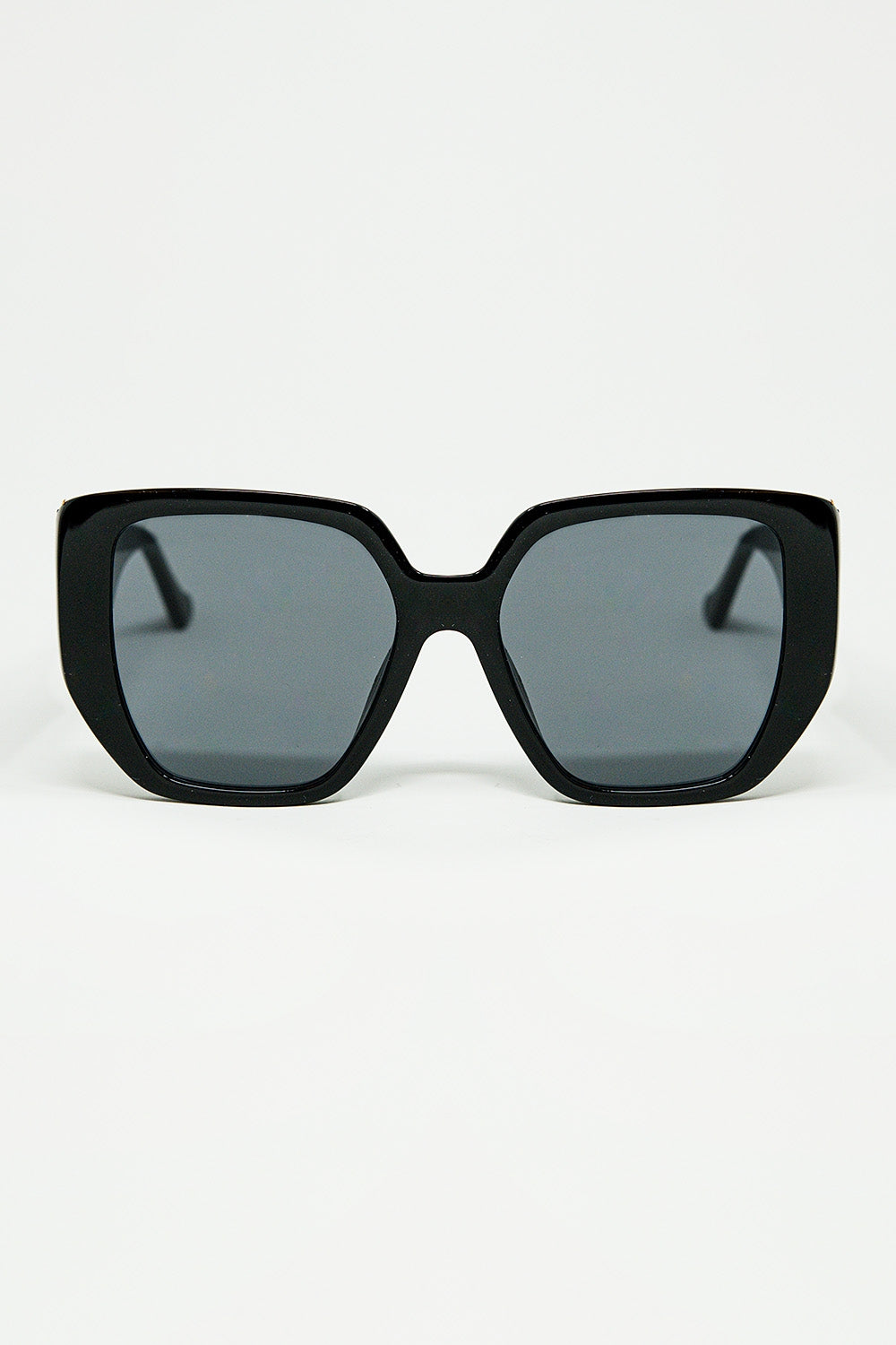 Q2 Black pin-up style sunglasses with geometric design and cat eyes