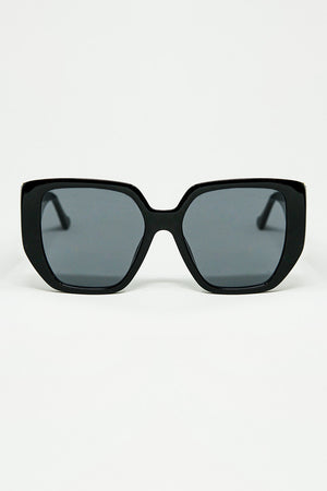 Q2 Black pin-up style sunglasses with geometric design and cat eyes