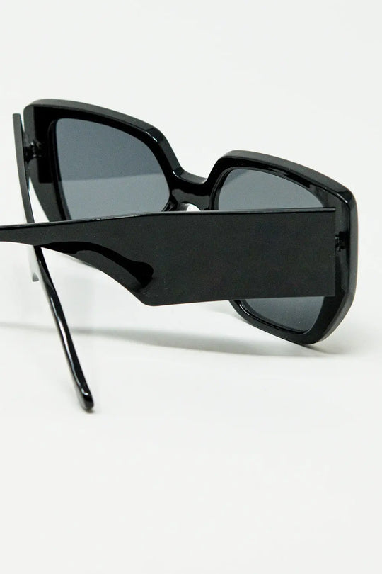 Black pin-up style sunglasses with geometric design and cat eyes - One Size / Black