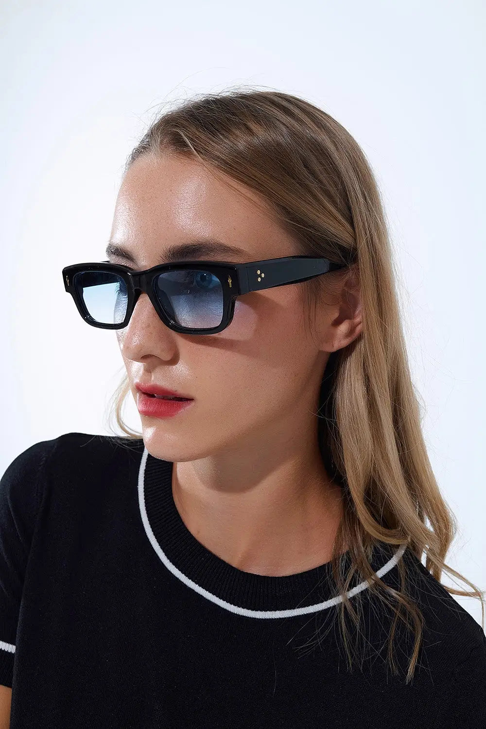 Q2 Black sunglasses with oval frame with gold detail and blue glass