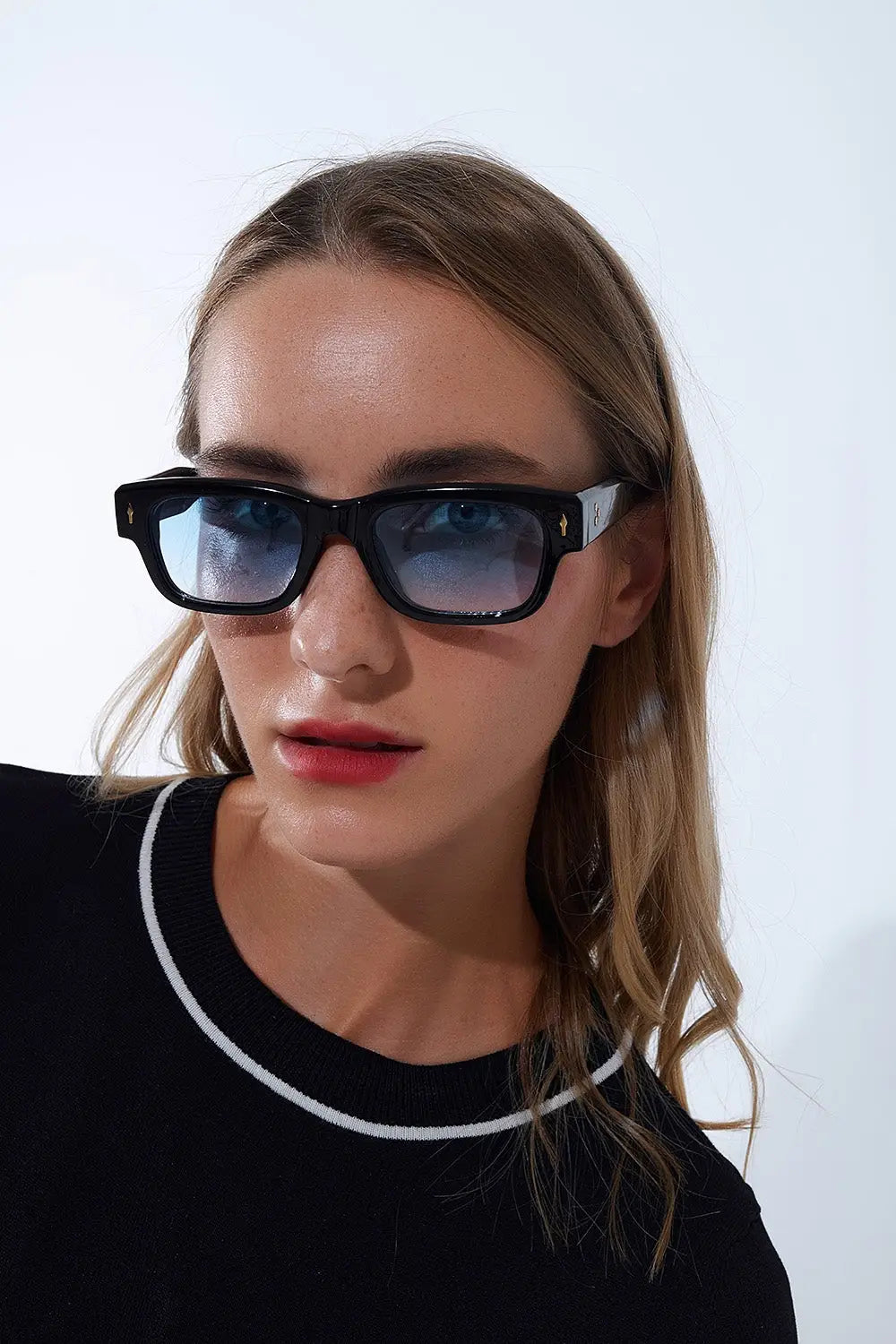 Black sunglasses with oval frame with gold detail and blue glass - One Size / Blue