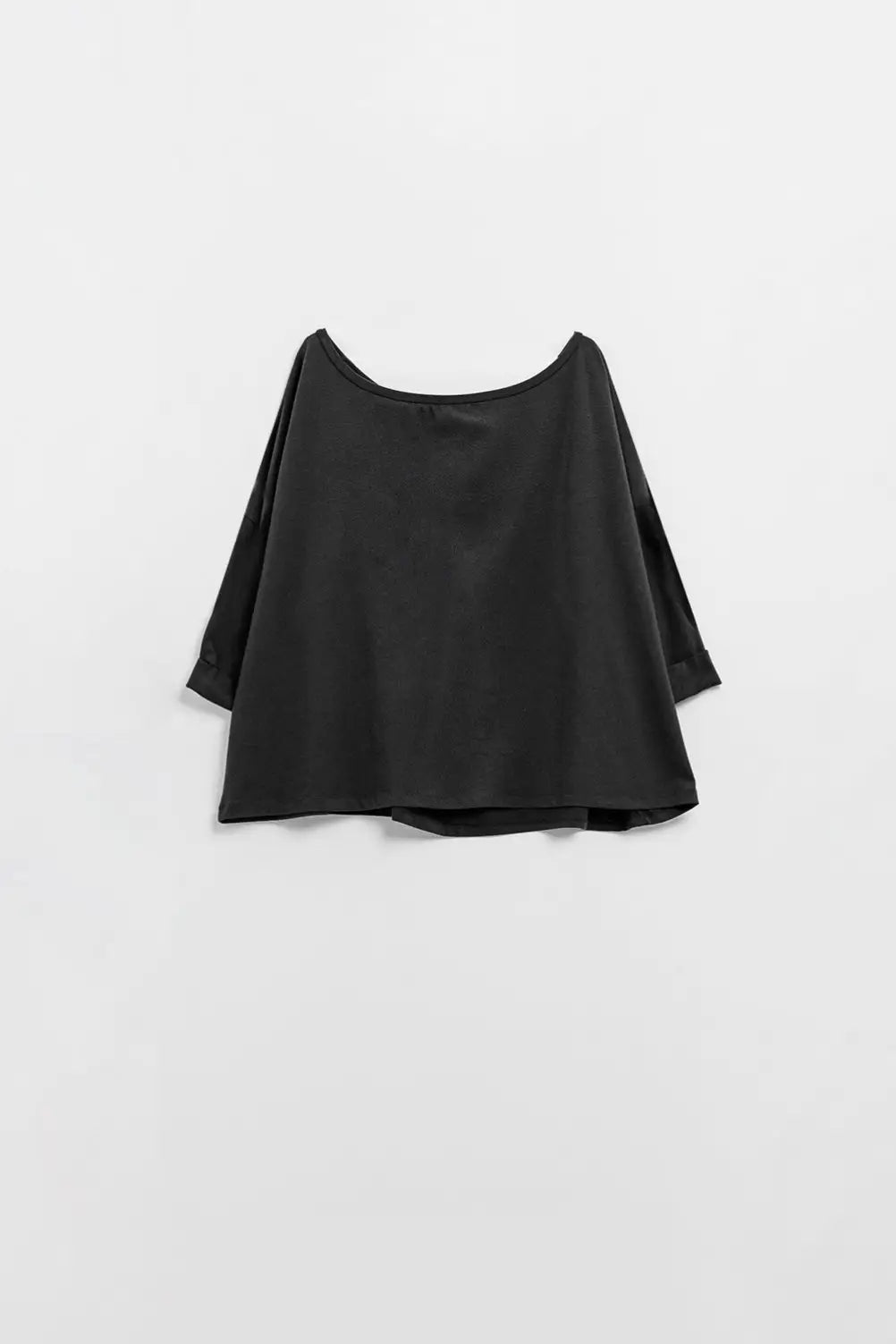 Q2 Black T-shirt made of fine stretch fabric with a boat neck