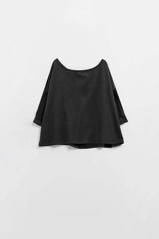 Q2 Black T-shirt made of fine stretch fabric with a boat neck
