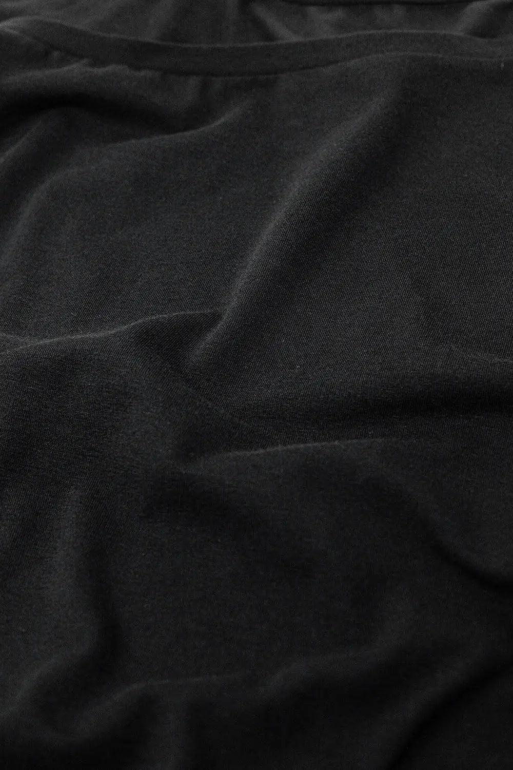 Black T-shirt made of fine stretch fabric with a boat neck - One Size / Black - Tops