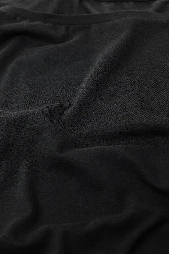 Black T-shirt made of fine stretch fabric with a boat neck - One Size / Black - Tops