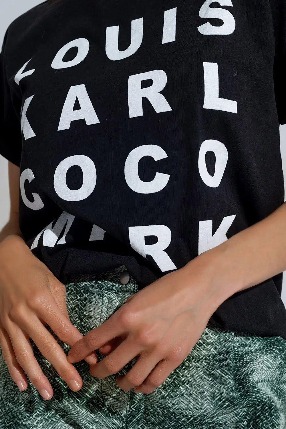 Black T-shirt With famous Names Logos At The Front - One Size / Black - Tops