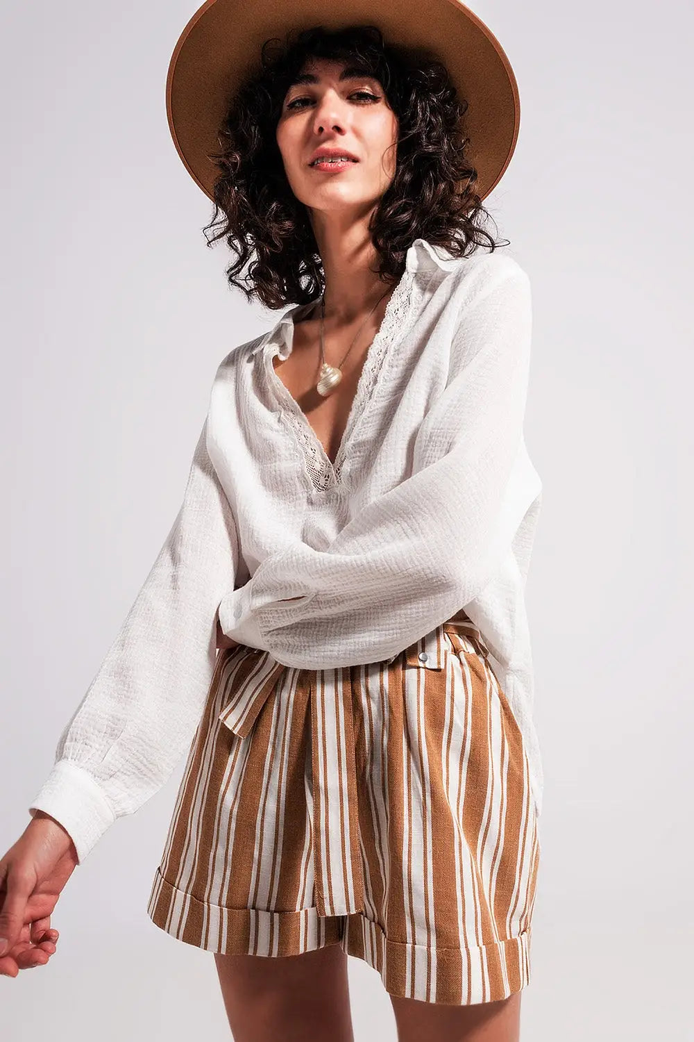 Q2 Blouse à col en V et finitions dentelle Crème