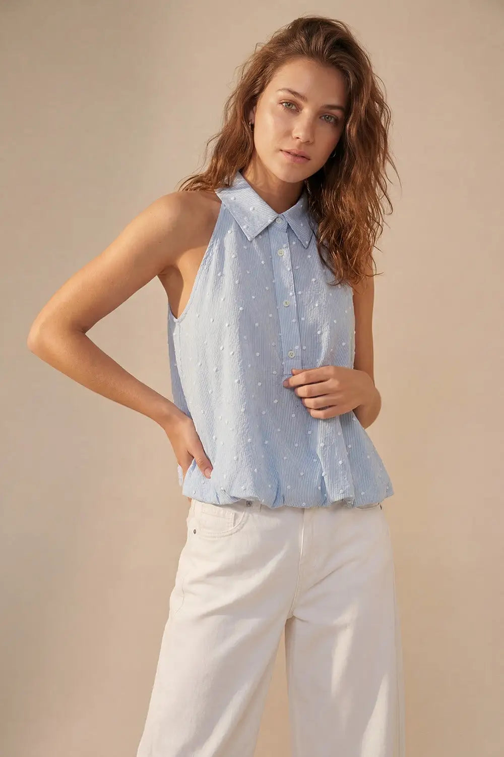 Blouse bleu clair à pois brodés avec boutons - Tops
