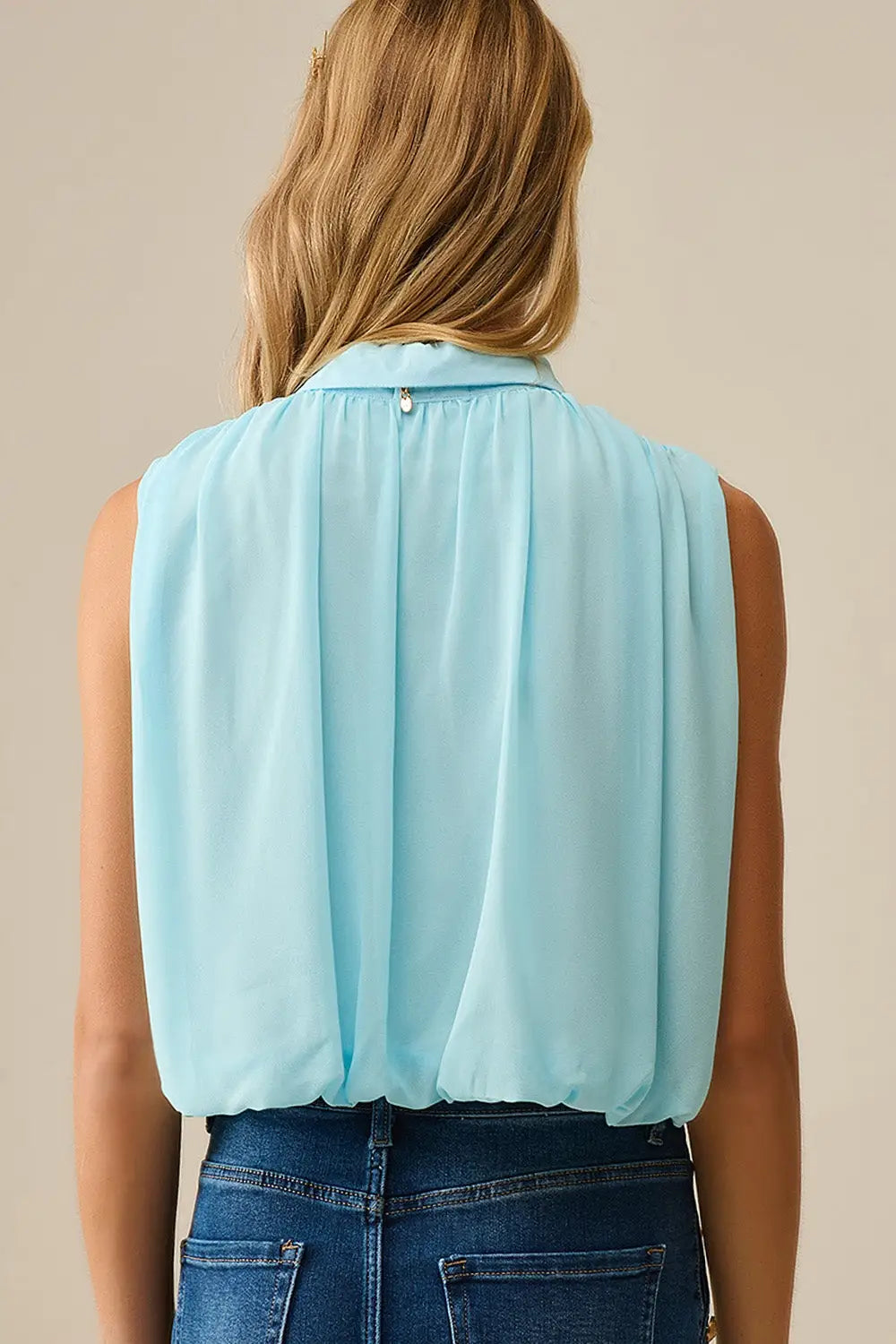 blouse en mousseline de soie bleu ciel avec plis à l’ourlet - Tee-Shirt