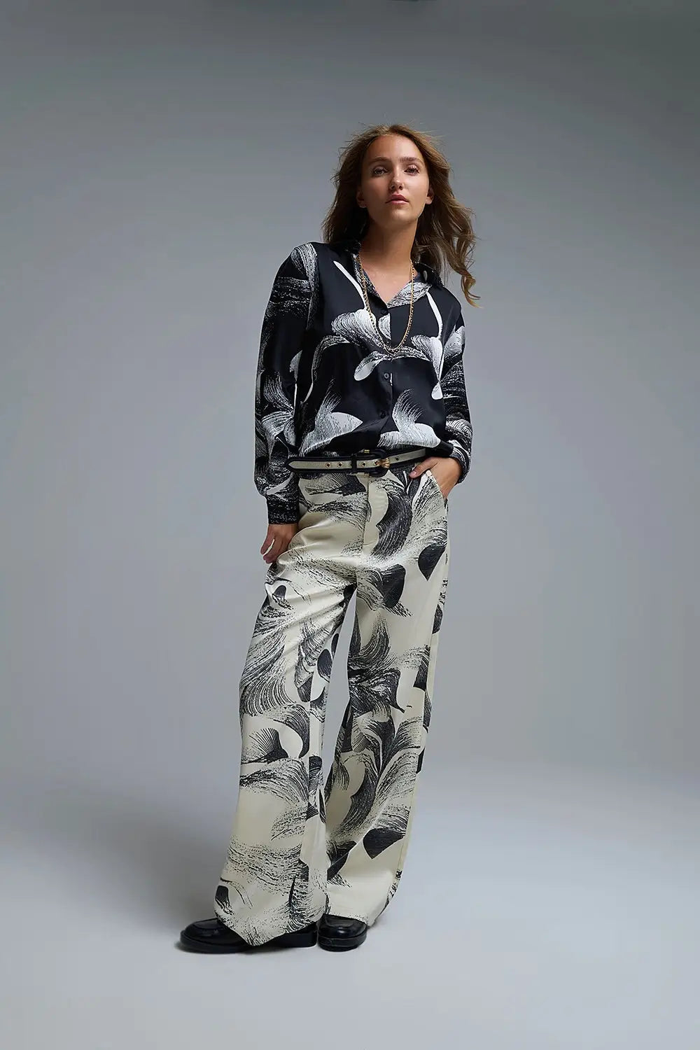 Blouse en satin noir à imprimé abstrait - Tee-Shirt