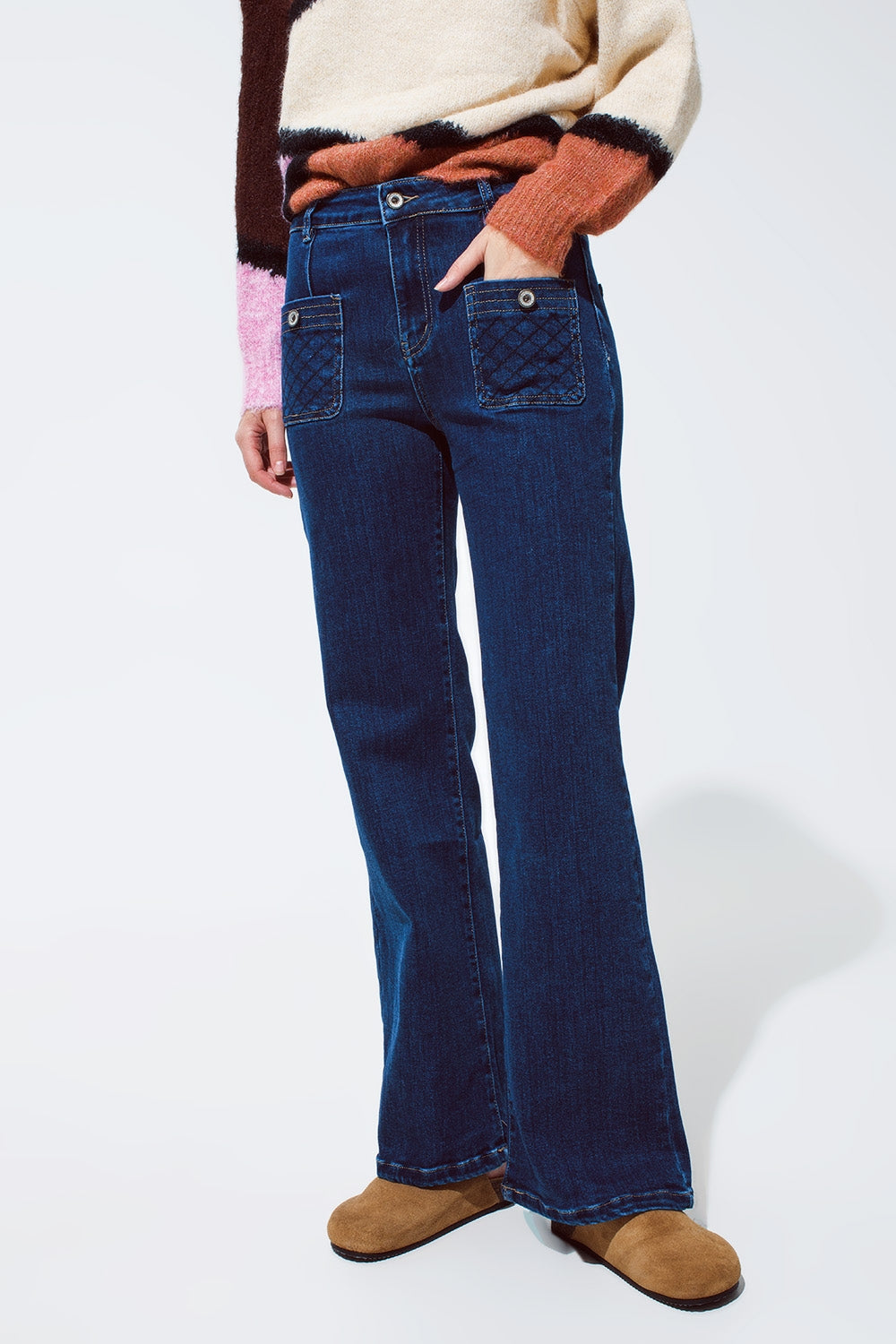 Blue jeans with buttoned pocket details in dark wash