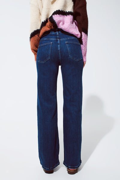 Blue jeans with buttoned pocket details in dark wash