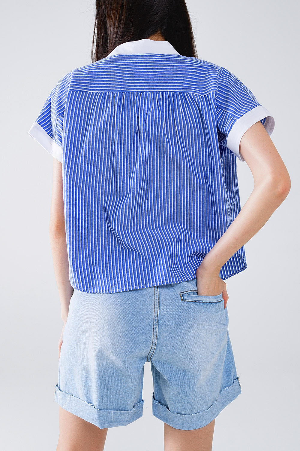 Blue shirt with short sleeves and vertical stripes