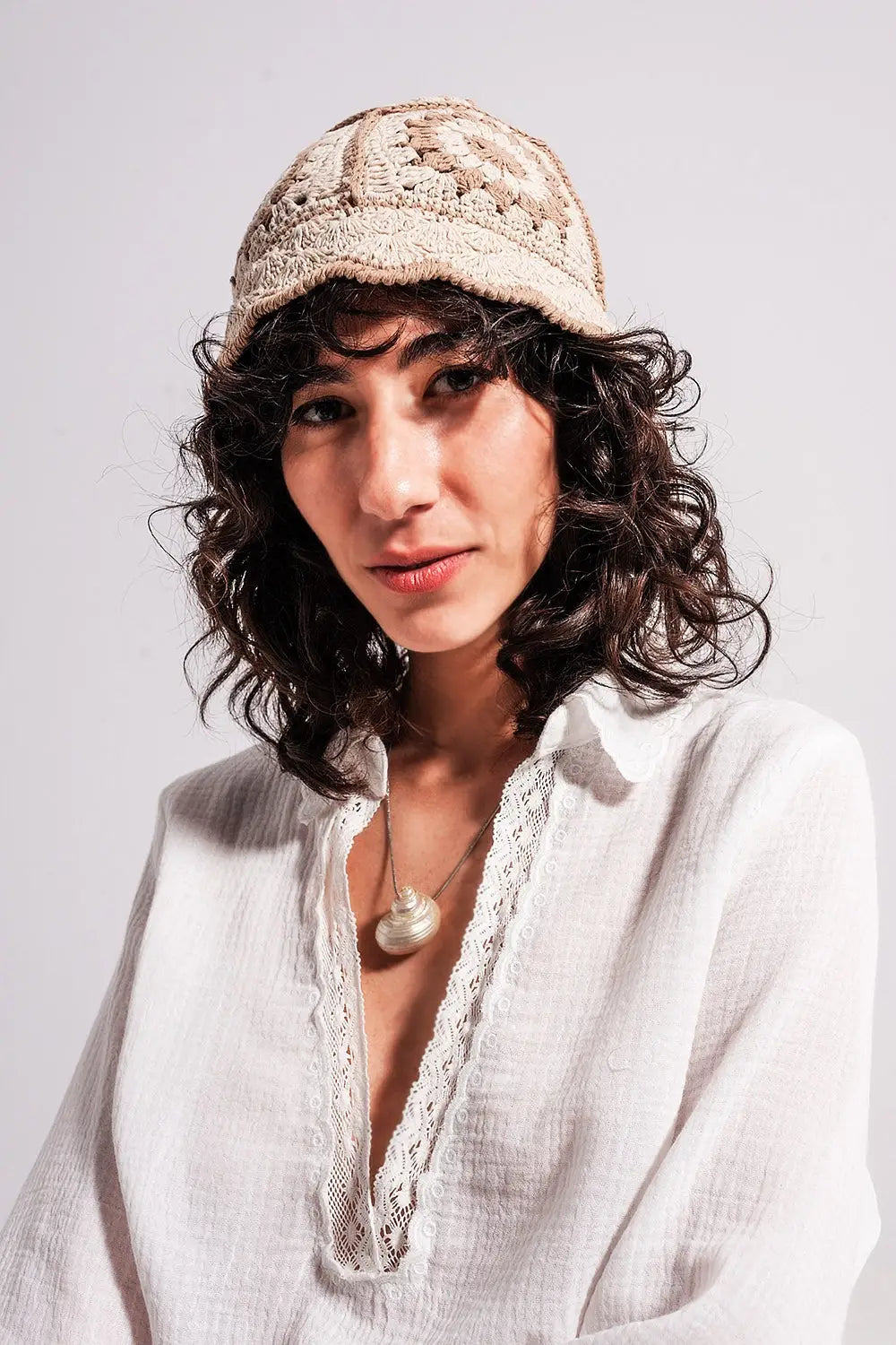 Q2 Bob en maille au crochet avec motif pâquerette beige