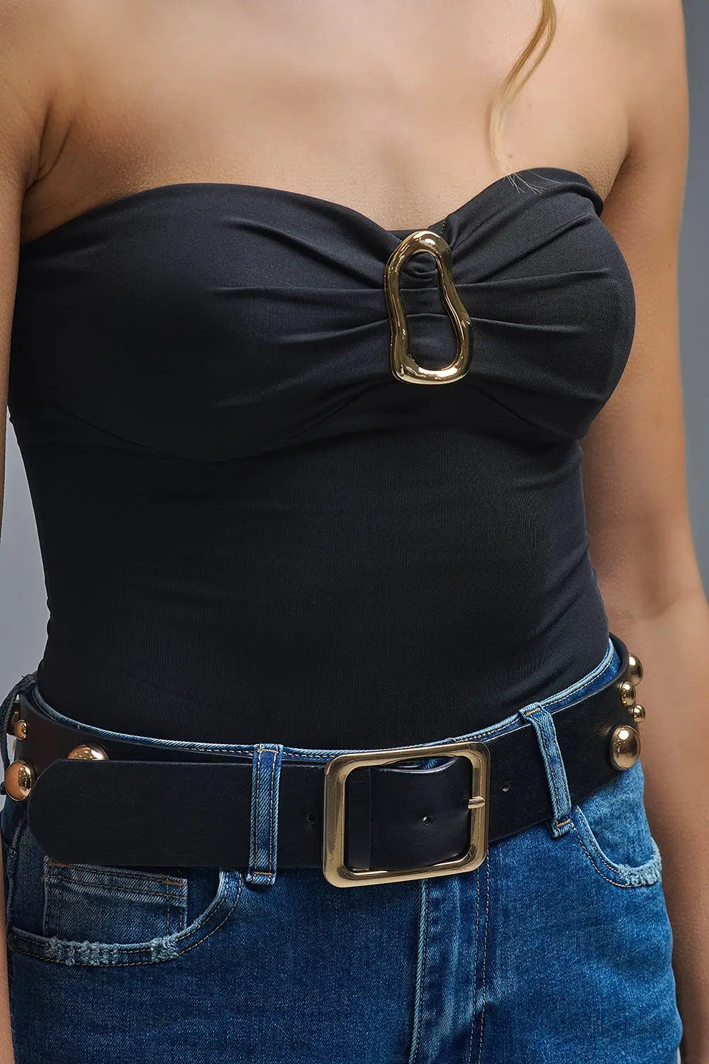 Body noir sans bretelles avec détails en métal doré - Tops