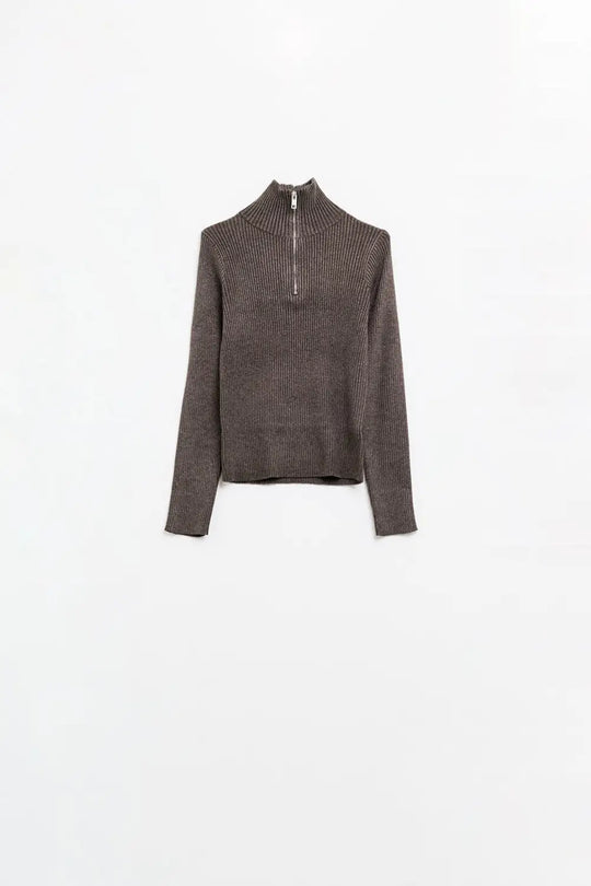 Q2 Brown ribbed fitted sweater with zip closure