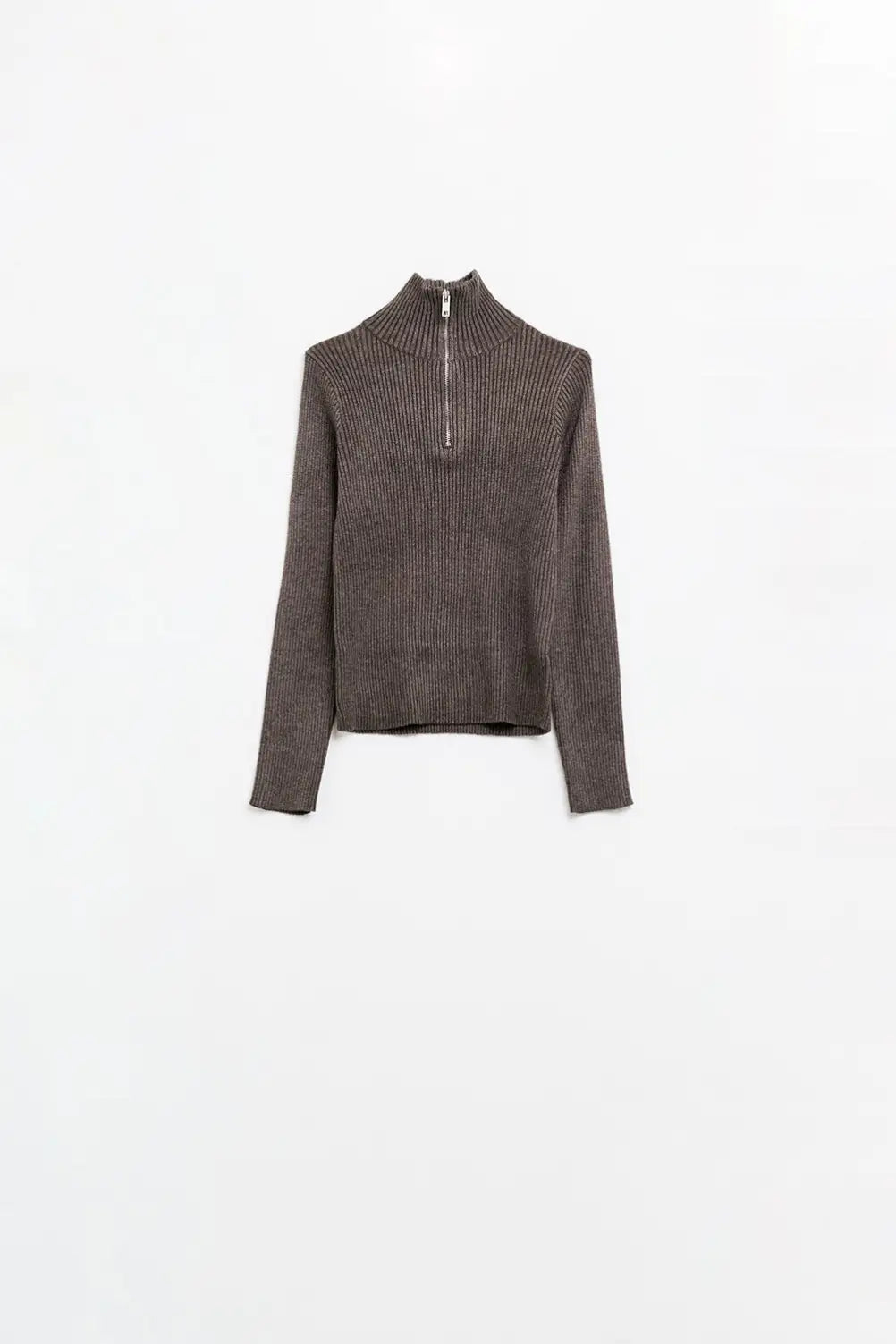 Q2 Brown ribbed fitted sweater with zip closure