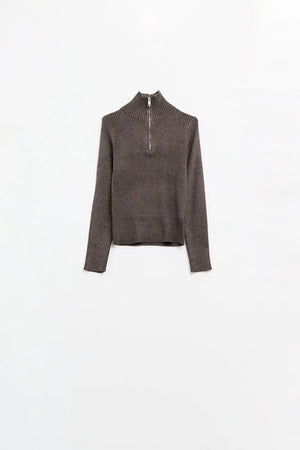 Q2 Brown ribbed fitted sweater with zip closure