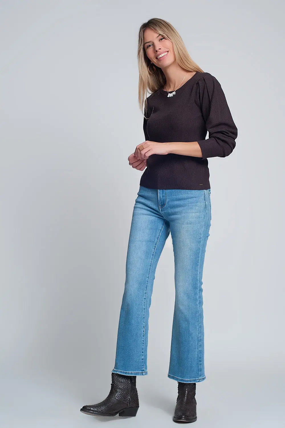 Brown sweater with long sleeves and shoulder ruffles - Sweaters