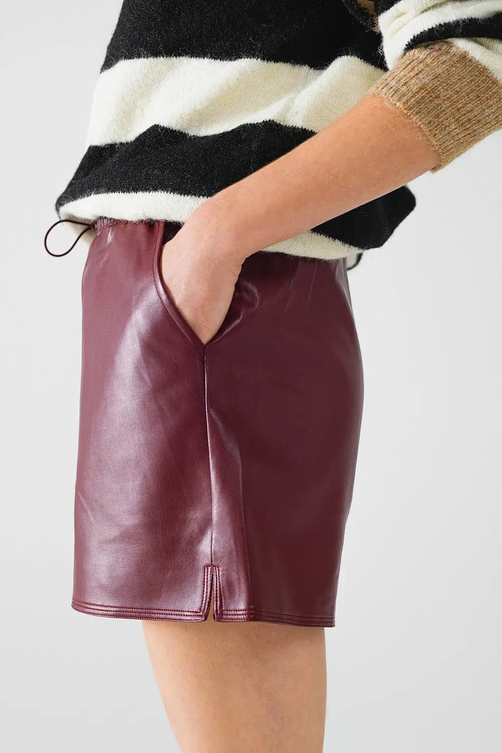 Burgundy faux leather shorts with gathering at the waist with drawstring - Pants