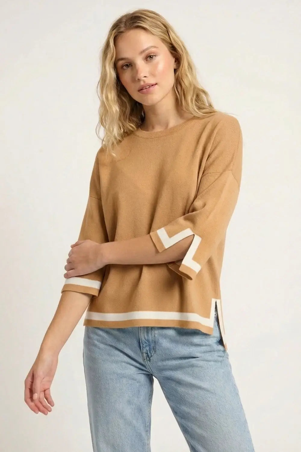 camel Fine Knit sweater with Contrast Stripe in white Detail and 3/4 Sleeves - One Size / Brown