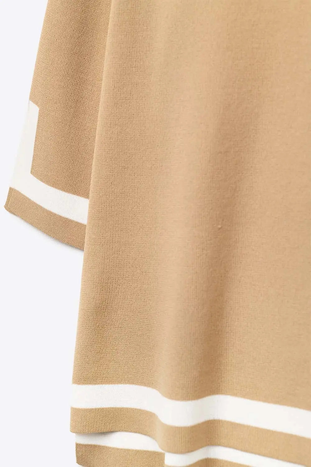 camel Fine Knit sweater with Contrast Stripe in white Detail and 3/4 Sleeves - One Size / Brown