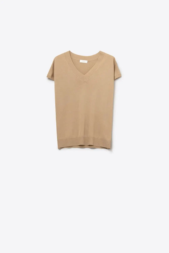 Q2 Camel lightweight knit V-neck sweater with short sleeves