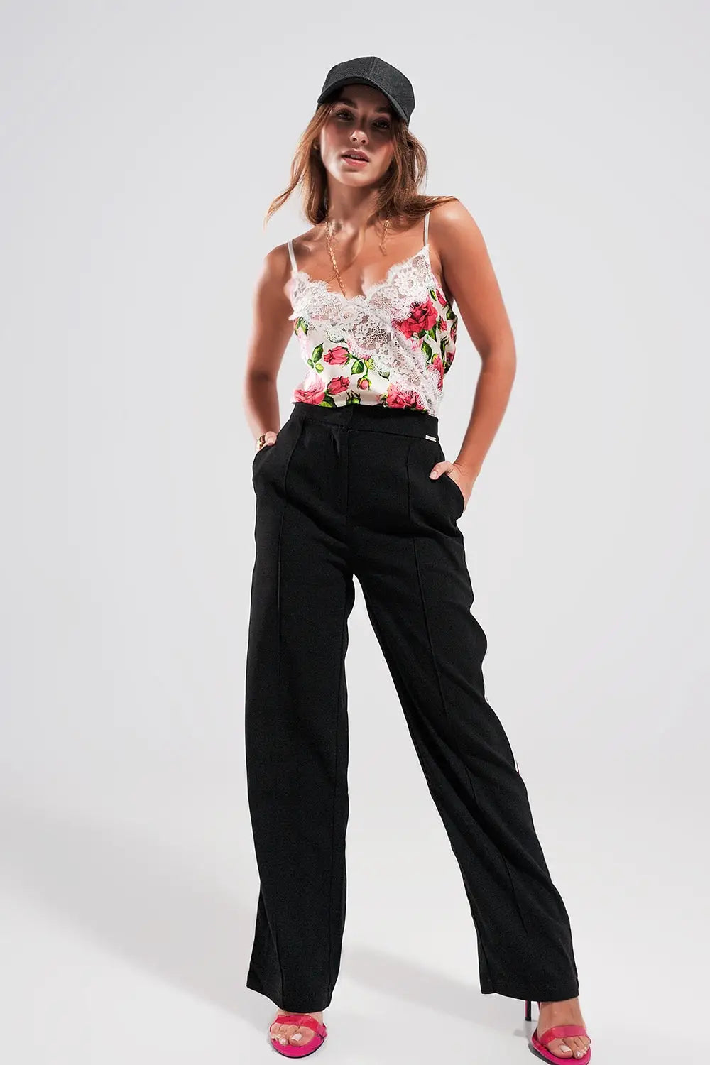 Caraco en satin avec bordures en dentelle à imprimé roses - Tops