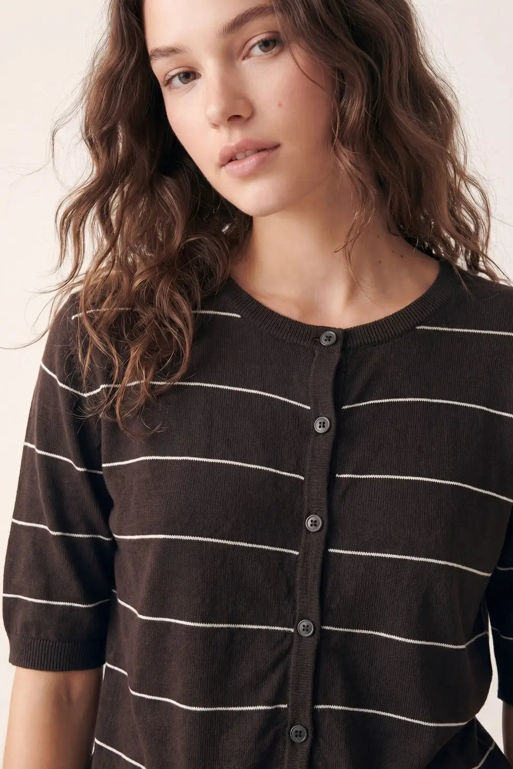 Cardigan à manches courtes en maille boutonnée rayée marron - One Size / bleu