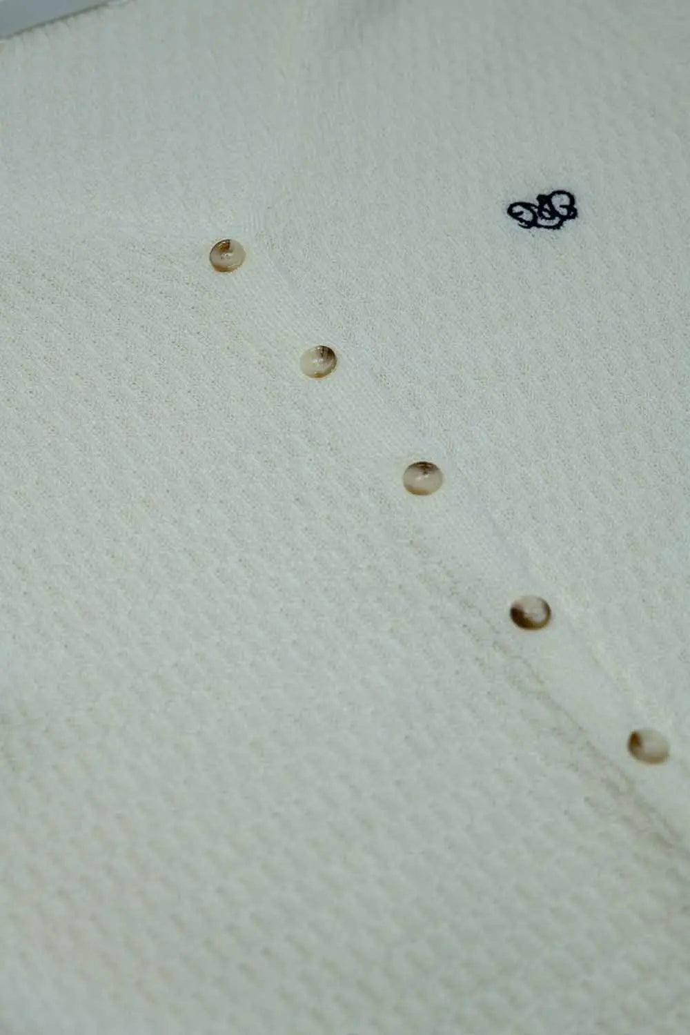 Cardigan blanc à manches courtes avec fermeture à bouton sur le devant - Pulls