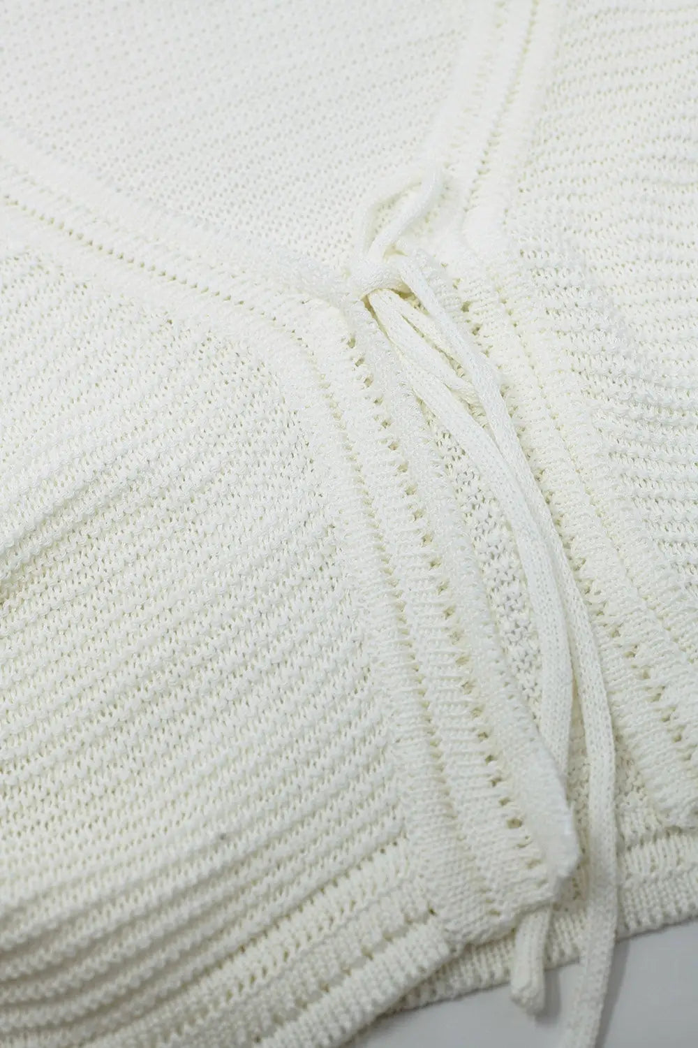 Cardigan en maille à manches longues et clochettes en blanc avec détails de nœuds - One Size / blanc - Pulls