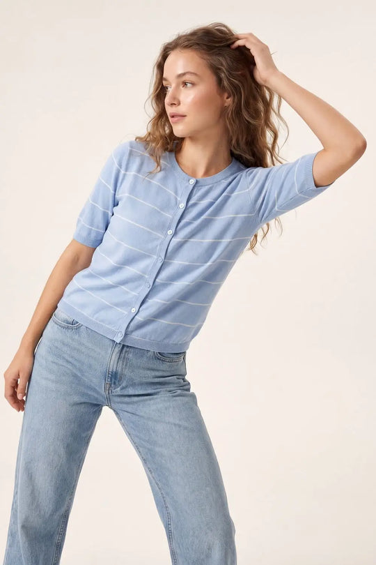Cardigan en maille bleu clair à rayures avec manches courtes - One Size / bleu