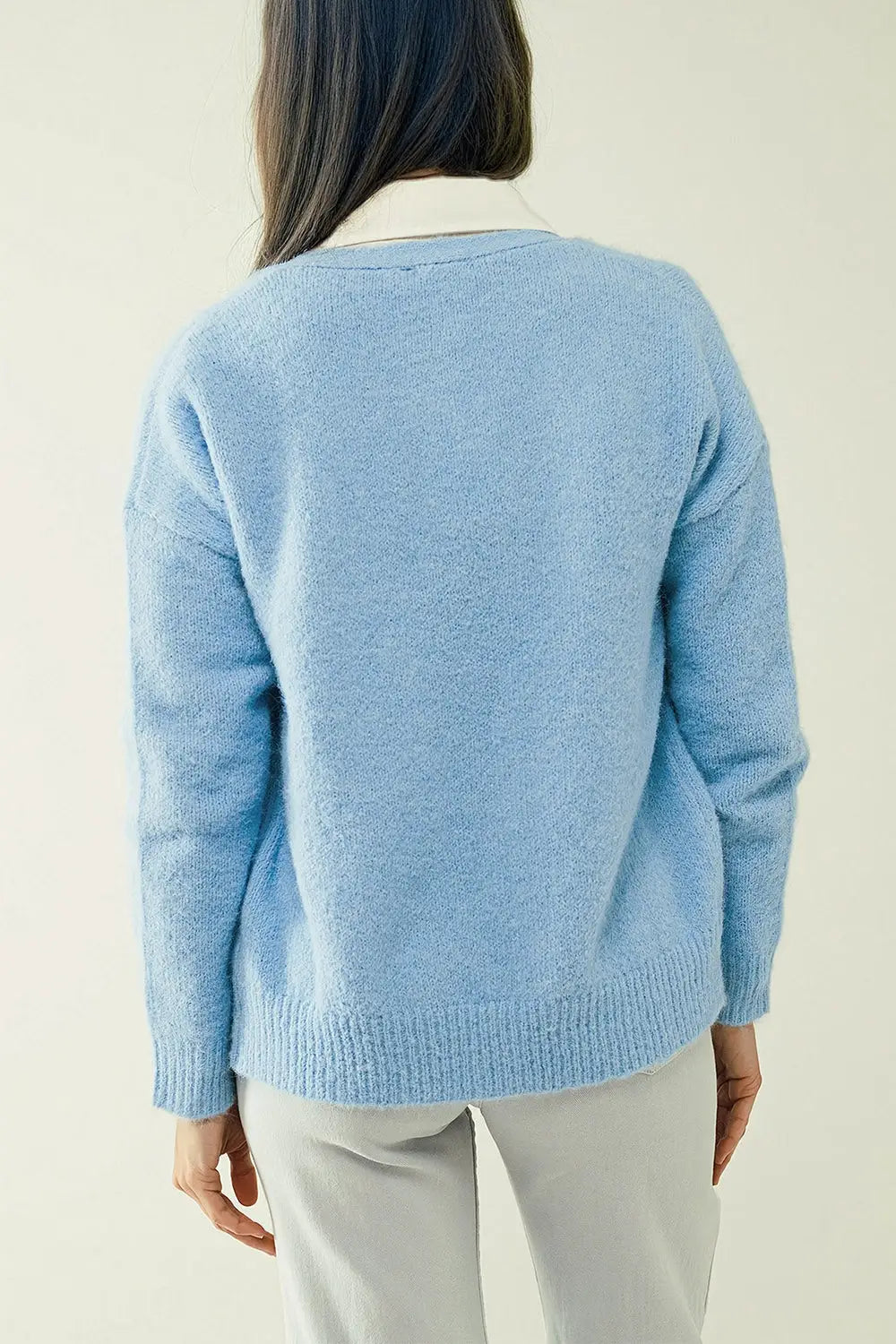 Cardigan en tricot bleu avec large col en V et fermeture à boutons - Pulls