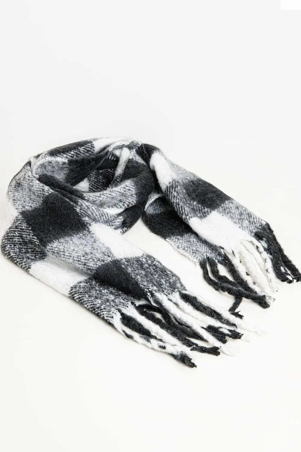 Checkerboard scarf in black and white with tassles - One Size / Black - Scarves & Hats