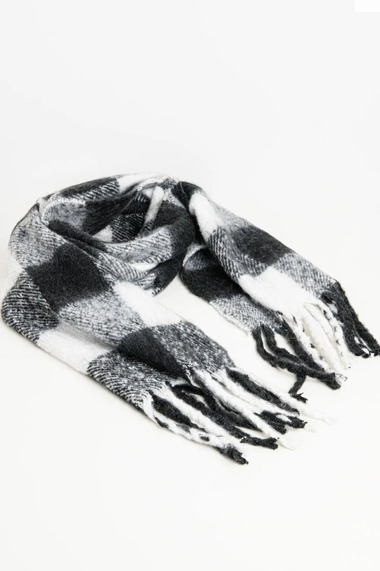 Checkerboard scarf in black and white with tassles - One Size / Black - Scarves & Hats