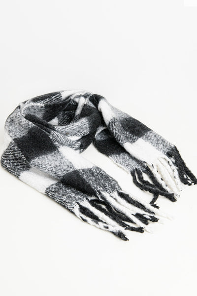 Checkerboard scarf in black and white with tassles