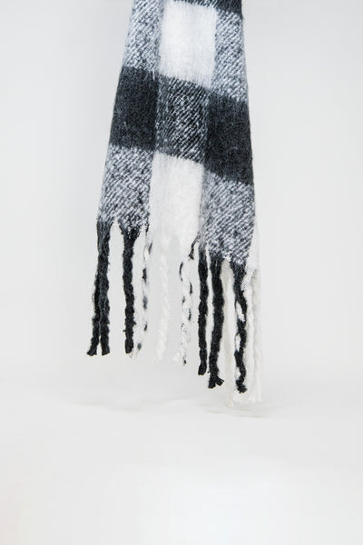 Q2 Checkerboard scarf in black and white with tassles