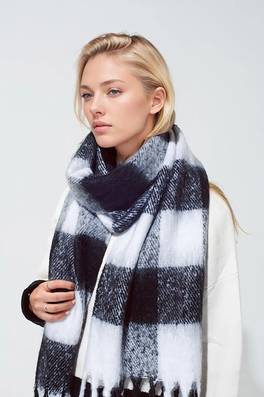 Checkerboard scarf in black and white with tassles - One Size / Black - Scarves & Hats